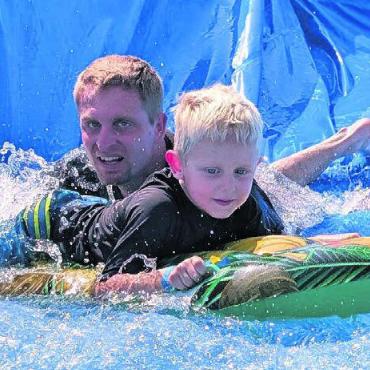 Rein ins Rutschvergnügen - Beim Summer Splash rutschen Gross und Klein Seite an Seite.