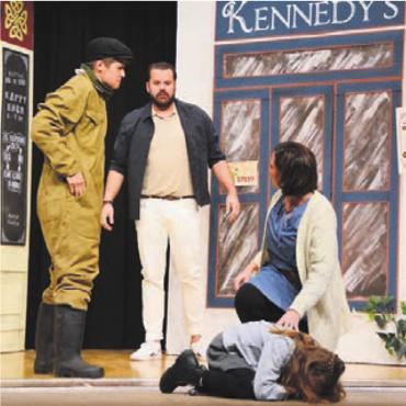 Jacky’s Improvisation ins Glück - Unstimmigkeiten in Tullymore – eine der Szenen aus dem Theater Bünzen. Bild: vaw