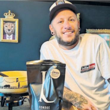 Fonduestübli kommt wieder - Juri Tirez bringt Eisstockschiessen und Wintergastronomie zurück neben die Kapuzinerkirche. Bild: huy