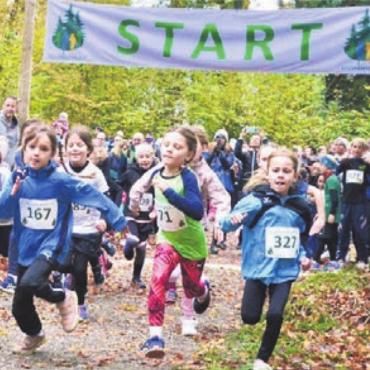 Aufwärmen mit dem Sprint-Profi - Am Start legen die Kinder ein beachtliches Tempo vor. Bild: tst