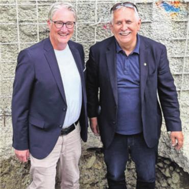 Der Grundstein ist gelegt - Sie «versenkten» die GrundsteinKiste, v. l. Gemeindeammann Reto Bissig und Architekt Urs Müller. Bild:wam