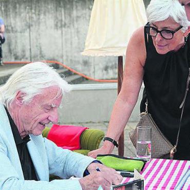 Versprechen gehalten - Emil Steinberger nahm sich viel Zeit für Fotos, Autogramme und ein Schwätzchen.