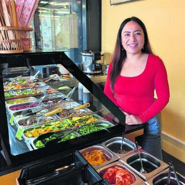 Zwischen Mikrofon und Schöpflöffel - Neben ihrem Gesangsauftritt wird sie am Reussfoodfestival auch hinter dem Tresen des philippinischen Foodstandes stehen. Bilder: zg / Marco Huwyler