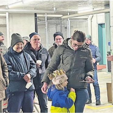 Gemeinsam die Ziele definieren - Die kleine Malin fand den König in ihrem Dreikönigskuchenstück und durfte ein Präsent entgegennehmen. Gemeindeammann Peter Spring (rechts) freute sich darüber, dass so viele Widerinnen und Wider am Neujahrsapéro teilnahmen. Bilder: Sabrina Salm