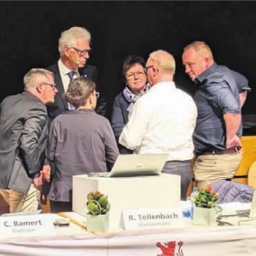 Die Weichen gestellt - Das Gremium berät sich: Um keine falschen Schlüsse und Abstimmungen zuzulassen, kam es vor den finalen Entscheidungen zu einer mehrminütigen Pause.