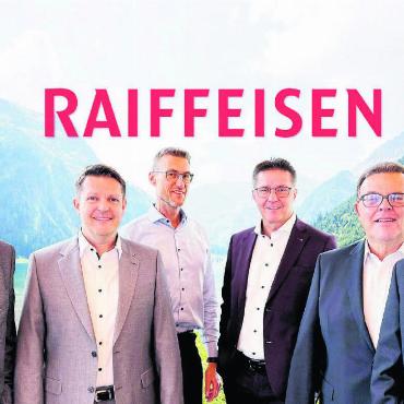 Zusammenschluss wird geprüft - Sie prüfen gemeinsam eine Fusion: (v. l.) Von der Raiffeisenbank Mutschellen-Reppischtal Verwaltungsratspräsiden Markus Ackermann und Vorsitzender der Bankleitung Marco Putzolu, von der Raiffeisenbank Zufikon Roger Seiler (Verwaltungsratspräsident) und Roger Angst (Vorsitzender der Bankleitung) sowie von der Raiffeisenbank Rohrdorferberg-Fislisbach Daniel Schibli (Verwaltungsratspräsident) und Vorsitzender der Bankleitung Daniel With. Bild: zg