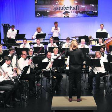 Ein musikalischer Leckerbissen - Die Stadtmusik Bremgarten im vollen Einsatz und mit grosser Spielfreude beim Jahreskonzert. Bild: Stefan Eichholzer