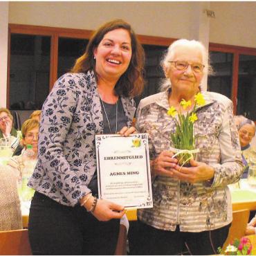 Eine verdiente Ehrung - Die soeben neu gewählte Präsidentin Andrea Wendel gratuliert Agnes Ming zur Ernennung als Ehrenmitglied des Landfrauenvereins Hermetschwil. Bild: Alphonse Hauser