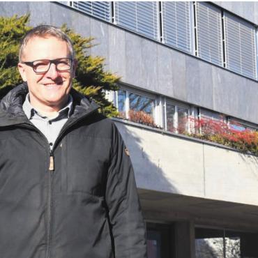 Er spürt viel Wertschätzung - Arsène Perroud vor dem Gemeindehaus: Am 31. Dezember endet seine Ära als Gemeindeammann. Bild: Daniel Marti