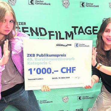 Coole Erfahrung – Film als Krönung - Ein überraschender Erfolg: Der Film wurde mit dem Publikumspreis an den Jugendfilmtagen in Zürich ausgezeichnet.