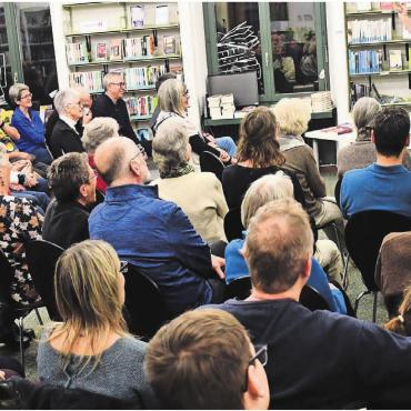 In die Welt der Bücher eintauchen - Marcel Huwyler ist ein Garant für einen unterhaltsamen Abend mit Lesung und Erzählungen. Bilder: Monica Rast (2) / zg (1)