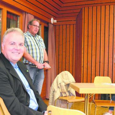 440 000 statt 1 Million Franken - Sie führten durch den Abend: (v. l.) Michael Merk (Porta AG), Gemeinderat Stefan Bieri, Hannes Aebli (AEW Energie AG) und Laura Rosenboom (Porta AG). Bild: Roger Wetli