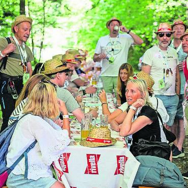 Gemeinsam unterwegs - Kleine Pause im Schatten – und dabei ein neues Bier probieren.