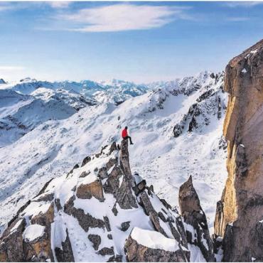 Wenn der Berg ruft - Nicht einfach nur ein Schnappschuss: Die beiden Bergsteiger inszenieren wunderbare Eindrücke – wie hier auf dem Grossen Kamel, einem markanten Felsturm in der Nähe des Furkapasses. Bilder: Chregi Hansen / White Peak Art