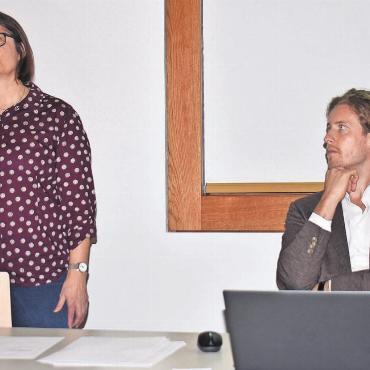 Leuchtturm für die ganze Region - Gemeinderätin Claudia Long und David Steinmann vom Ingenieurbüro informierten über die Entstehung und über die nächsten Schritte des Projekts Fussgängersteg. Bild: Erika Obrist