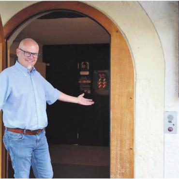 Nach Rückschlag zurück - Türen auf: Der Filmclub Bremgarten mit Präsident Giovanni Trovatelli heisst die Besucher ab nächster Woche wieder in den Räumlichkeiten des Kellertheaters willkommen. Bild: as/Archiv