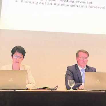 Gemüter sind noch immer erhitzt - Vizeammann Gabriela Bader brachte das Kreditpaket für die Kreisschule Mutschellen mit grossem Mehr durch. Neben ihr (links) Gemeinderat Stefan Strebel, Ammann Ilias Läber (2. v. r.) und Gemeindeschreiber Stephan von Ballmoos. Bild: Sabrina Salm