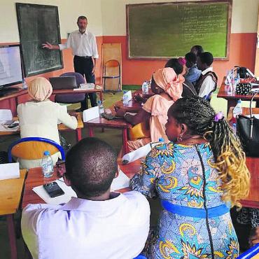 Nicht müde, mit Wissen zu helfen - Günter Trost in einem der Schulzimmer in Yaoundé – er arbeitete während vier Wochen vor allem mit Lehrpersonen. Bilder: zg