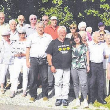 Halt bei der Linner Linde - Auf der Rückfahrt von Colmar legte der Männerchor Berikon einen Halt bei der Linner Linde ein. Bild: zg