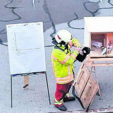 Gelungene Übung - Einsatzleiter Tim Sieber zeigt das Vorgehen beim Hausbrand auf. Bild: zg