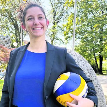 Verliebt in den Ball - Trainerin, Spielerin, Schiedsrichterin – in der Halle oder auf Sand. Claudia D’Aniello, die in Berikon aufwuchs und heute in Fi-Gö wohnt, ist eine Volleyballverrückte. Bild: Stefan Sprenger