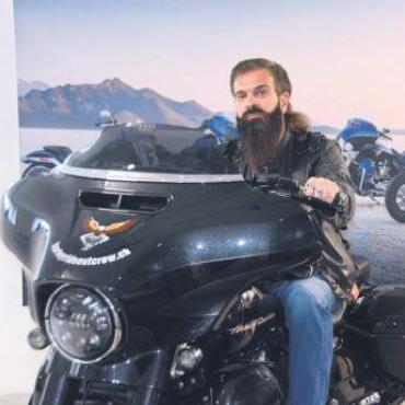 Von null auf mehrere Hundert - Daniel Portmann geniesst es, mit seiner Harley Davidson zu fahren – am liebsten zusammen mit der Harley Ride Out Crew.
Bild: Roger Wetli / zg