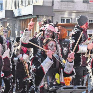 Kunterbunte Fasnachtsparty - Die machten mit ihrer Klasse-Show mächtig Dampf im Wohler Zentrum: die Gupfefläxer Bannholz aus Deutschland.