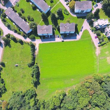 Etwas Schönes hinstellen - Das Stimmvolk von Rudolfstetten-Friedlisberg hat dem Verkauf der «Isleren» zugestimmt. Entstehen sollen hier 266 grosse Mietwohnungen. Bild: zg