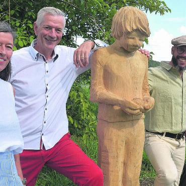Bewusst barfuss - Sie sind stolz auf den Zufiker Bueb (von links): Künstlerin Petra Hochstrasser, Gemeindeammann Daniel Stark, Vizeammann Boris Sommer, Feuerwehrkommandant und Leiter Infrastruktur Marcel Hottinger. Bild: Roger Wetli