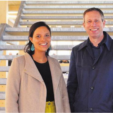 Jetzt gehts in den Endspurt - Gemeinderat Christian Moser und Co-Schulleiterin Angela Freytag stehen mitten im neuen Schulhaus. «Die Schulfamilie freut sich sehr auf das neue Schulhaus und alle können es kaum erwarten, es in Beschlag zu nehmen», weiss Freytag. Bilder: Sabrina Salm