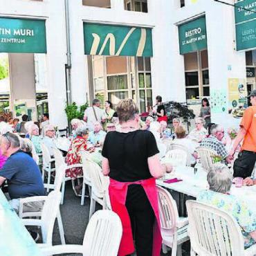 Ein Sommerabend zum Geniessen - Auch die Bewohnenden vom St. Martin genossen das Fest vor ihrem Zuhause.