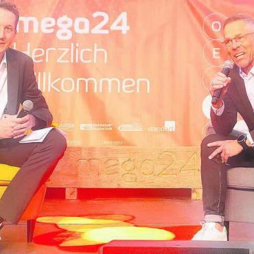 Begeisterung überall - Der ehemalige SRF-Moderator Matthias Hüppi (rechts) lebte viele Jahre auf dem Mutschellen. Heute ist er Präsident des FC St. Gallen. Am Donnerstagabend wurde er von Sportredaktor Stefan Sprenger interviewt.