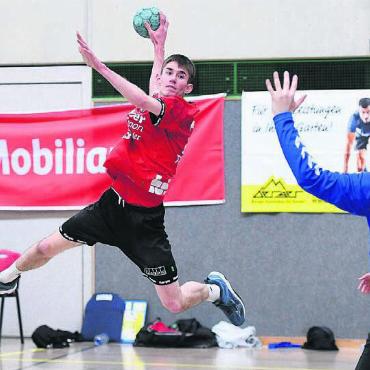 Kopf aus der Schlinge gezogen - Kreisläufer Mirko Külling zeigte eine starke Partie. Bild: tvm