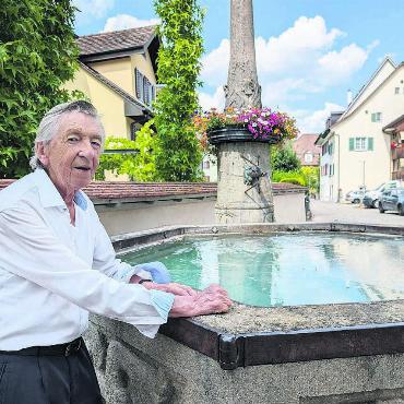Ein besonderes Kinderparadies - Der Schwarzschlossbrunnen als Symbol der Stetigkeit im Wandel und wichtige Begegnungsstätte der Unterstädter. Wenn Heinz Koch hier nebenan auf dem Bänkli Platz nimmt, kommen zwangsläufig ganz viele Erinnerungen hoch. Bilder: Marco Huwyler / zg