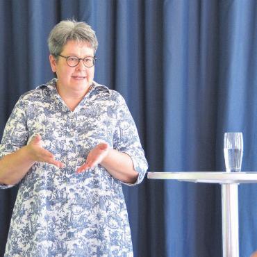 Kühlen Körper behalten - Laurence Bussard warb dafür, im Sommer saisonal und regional produzierte Produkte zu essen, welche den Körper erfrischen. Bild: Roger Wetli