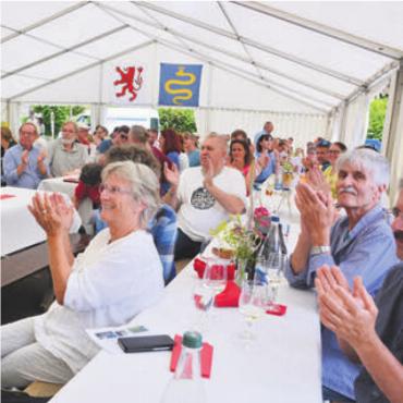 «Ein Rosen-Jubiläum» - Gute Stimmung an der Jubiläumsfeier. Bild: aha