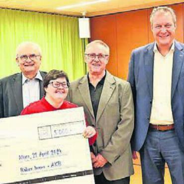 Mit Bandleader Pepe Lienhard - Gruppenbild mit lauter lachenden Gesichtern – die Organisatoren des Pepe-Lienhard-Konzerts vom letzten Dezember in Boswil beschenken die Stiftung Roth-Haus. Bild: zg