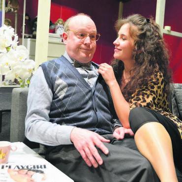 Fast 100 Prozent bereit - Die reiche Tochter Charlotte Adalon (gespielt von Tiziana Scheidegger) umgarnt den Mitbewohner Hans (gespielt von Urs Groth). Bilder: Roger Wetli