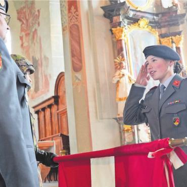 «Sicherheit gewinnt Bedeutung» - Unter den 26 Brevetierten waren zwei Frauen, Leutnant Noémie Ducrest, Rossens, und Leutnant Salome Plattner, Itingen (links Offiziersschul-Kommandant Oberst Daniel Wegrampf). Bild: zg
