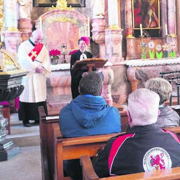 «Bastian bricht Eis, hatte es keins, so macht er eins» - Gottesdienst vor dem Altar des heiligen Sebastian im Nebenschiff der Stadt- pfarrkirche St. Nikolaus mit Andreas Bossmeyer und Corinne Dobler. Bild: hr