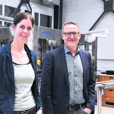Die Region nachhaltig stärken - Nach der Erarbeitung des Konzeptes in den Jahren 2023 und 2024 startet nun die Wirtschaftsförderung Bünztal: Die Leiterin Claudia Heger und Arsène Perroud, Präsident des Regionalplanungsverbandes Unteres Bünztal. Bild: Daniel Marti