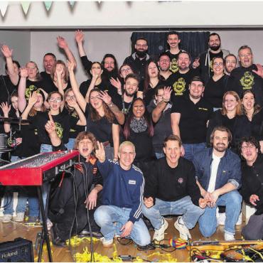 Ein unerwartetes Geschenk - Ein Ständchen zum 40. Geburtstag: Die Schweizer Erfolgsband «Hecht» gab ein Mini-Konzert nur für die Mitglieder der Widener Guggenmusik Gyresümpfer. Bild: zg