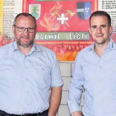 Der Nachwuchs steht bereit - Christoph Oetiker (links) übergab das Kommando der Feuerwehr an Marcel Imhof.