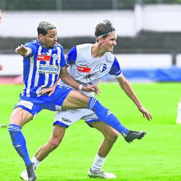 Weiter ungeschlagen - Javi Gabathuler (rechts) hatte die beste Wohler Torchance. Er traf nur die Latte. Bild: awa/Archiv