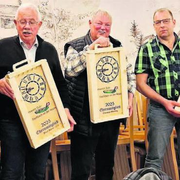 Ehrenmitglieder ernannt - Sie wurden durch den Obmann Toni Meier (links) und Beisitzer Cyrill Jung (rechts) geehrt und zu Ehrenmitgliedern erkoren: (ab 2. von links) Josef Horat, Christian Geering und Michael Händle. Bild: zg