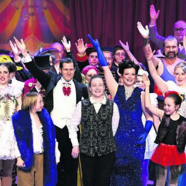 Zirkuszauber zwischen Arien - «Die Zirkusprinzessin» überzeugt mit professionellen Solisten, Berufsorchester, engagiertem Ballettensemble, einem spiel- und singfreudigen Chor und mit jungen Artisten des Cirque Jeunesse Arabas. Bild: Alex Wagner