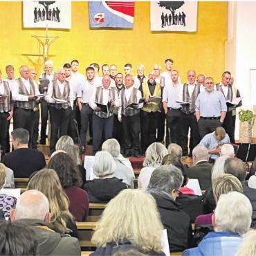 Ein musikalisches Genusserlebnis - Zum Abschluss durfte auch das Publikum den Gesamtchor unterstützen.
Bilder: Walter Minder