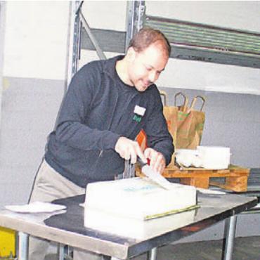 Eine KMU-Erfolgsgeschichte - Torte zum Jubiläum: Die Bremgarter Firma hatte was zu feiern. Bild: aha