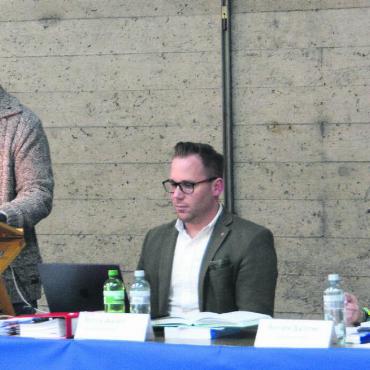 Steuererhöhung angenommen - Vizeammann Thomas Rohrer (links) erklärte, wieso der Gemeinderat an einer Steuerfusserhöhung von 10 Prozent festhält. Bild: Roger Wetli