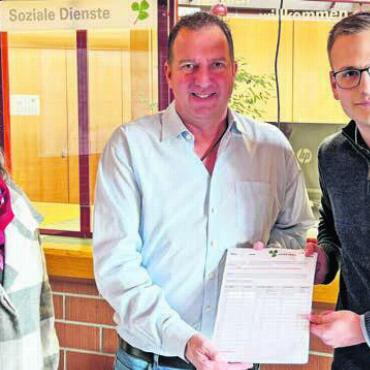 Rund 460 Unterschriften eingereicht - Gemeindeammann Stefan Bossard (Mitte) nahm die Unterschriften von FDP-Berikon-Vizepräsidentin Yvonne Jenny und SVP-Berikon-Präsident Yves Blülle entgegen. Bild: zg
